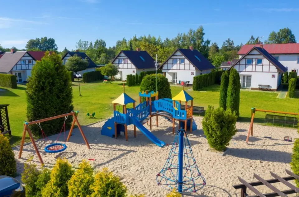 domki nad morzem z placem zabaw